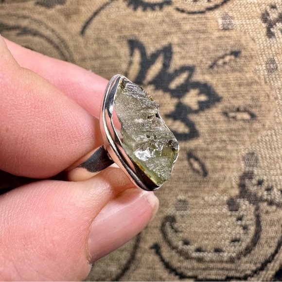 Moldavite and sterling silver ring - Picture 3 of 16